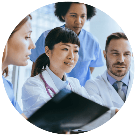 Medical team discusses a case_circle