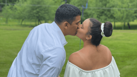 couple kissing at gender reveal photoshoot