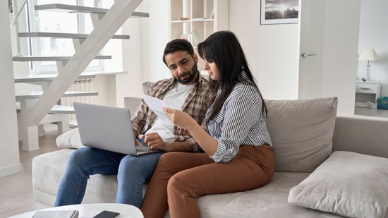 couple sitting on couch choosing an egg donor