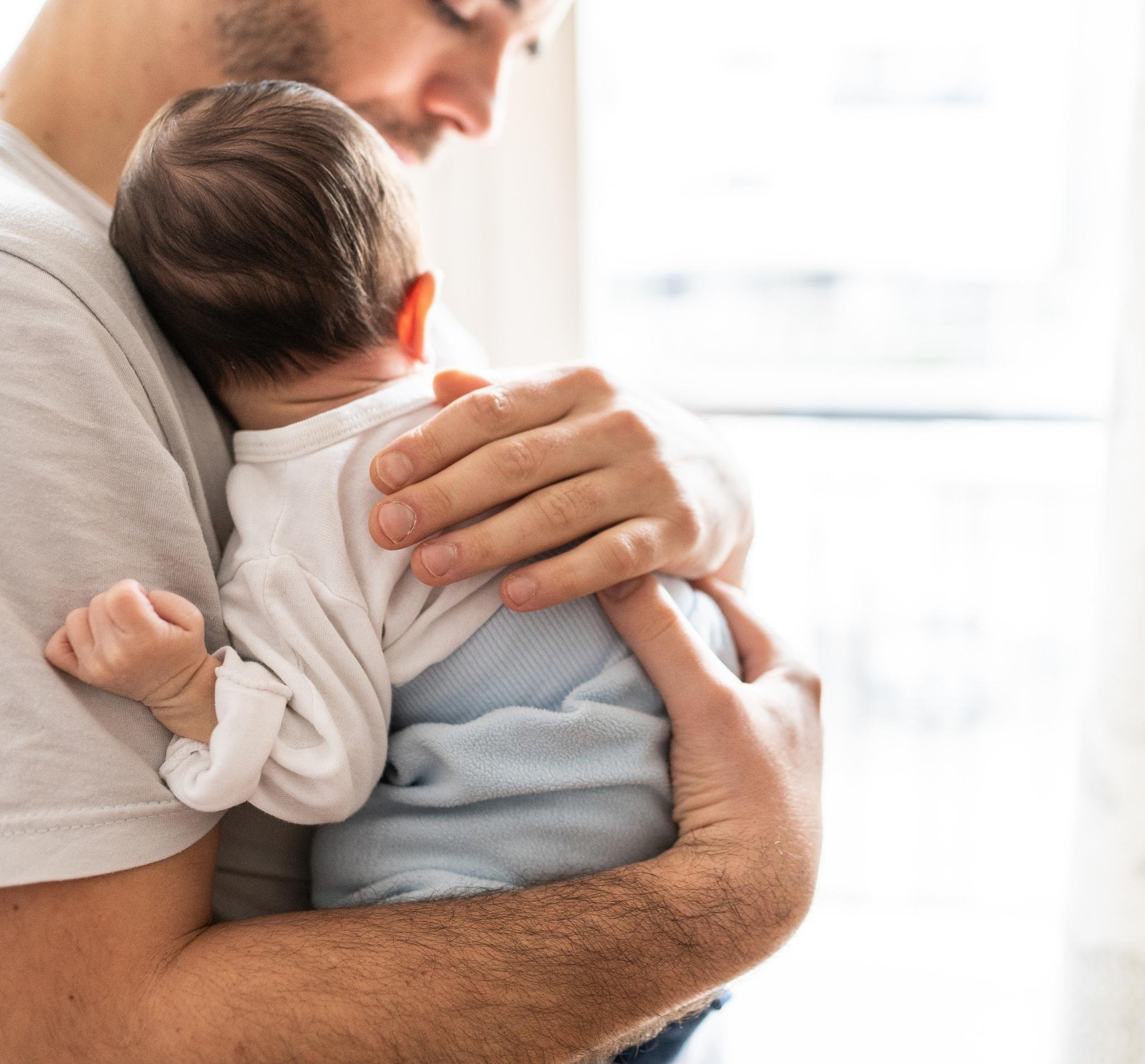 dad-holding-newborn-baby