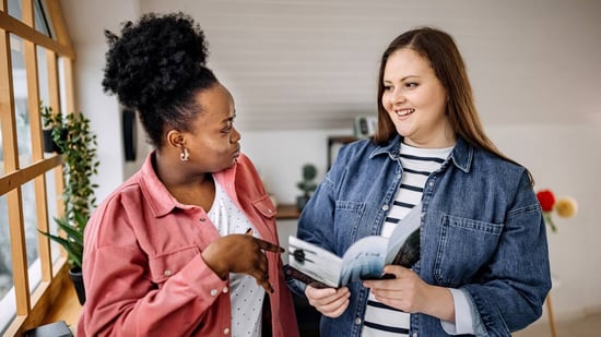 pcos symptoms quiz female friends talking about pcos