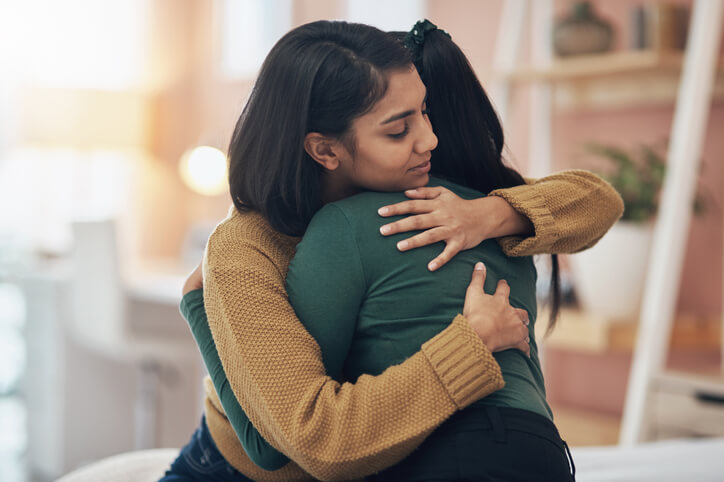 support-hug-women